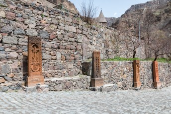 Bij elke kerk en klooster in Armenië staan dit soort stenen voor de deur. Khachars genaamd.