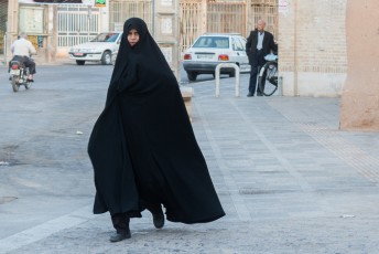 Vrouwen in Iran moeten verplicht het hele lichaam plus hoofdhaar bedekken. Vrouwelijke rondingen mogen ook niet zichtbaar zijn.
