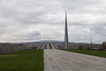 De 44 meter hoge spits staat symbool voor de wederopstanding van het Armeense volk.
