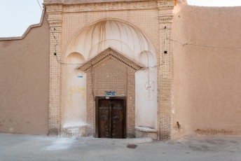 In Kashan zijn (naast de onvermijdelijke bazaar) de 19de eeuwse huizen rond Alavi Street de voornaamste bezienswaardigheden.