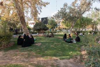 Grapje, er zijn in Iran helegaar geen kroegen. I.p.v. naar de kroeg gaan zet iedereen zijn tentje op in een parkje.