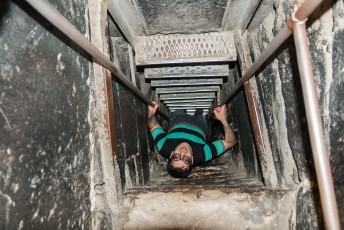 Tegenwoordig is er een ladder, maar vroeger werden de gevangenen gewoon 6 meter naar beneden geflikkerd.
