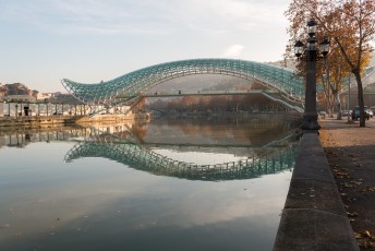 Een icoon van de stad, de Peace Bridge.