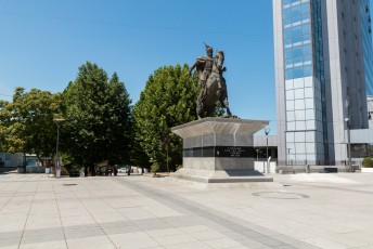 In de hoofdstad Pristina staat net als in de hoofdstad van Albanië een beeld van de Albanese held Skanderbeg.