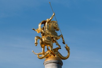 Bovenop het monument staat een beeld van Sint George die net een draak doodt.
