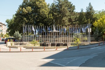 Het monument voor de NAVO, Kosovo wil graag lid worden maar sommige leden erkennen het land niet eens. Dat zijn o.a. Griekenland en Spanje.