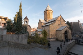 Er staat echt op elke hoek een kerk in Tbilisi, dus we gingen bij hier maar eens naar binnen in deze Sioni Kathedraal.