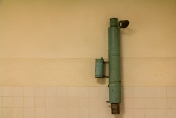 Dit was de doucheinstallatie die in die tijd veel in gebruik was, in het tankje links zat petroleum om het water te verwarmen.