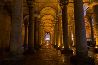 Ook wel de Basilica Cisterne, een wateropslag gebouwd door de Romeinen in de 6de eeuw.