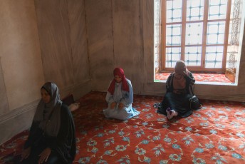 Achter de toeristen hebben ze nog een hoekje gevonden waar de vrouwen Allah kunnen bedanken.
