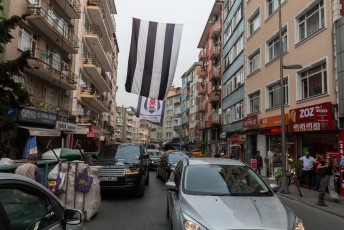 Beşiktaş was kampioen van Turkije, dus de vlag kon uit overal.