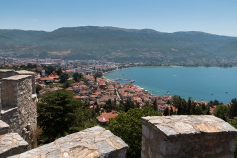 Uitzicht vanuit het kasteel van Ohrid over het oude centrum en het haventje.