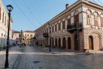 Buurland Montenegro heeft de stad meermalen in bezit proberen te krijgen, pas sinds 1920 behoort het definitief tot Albanië.