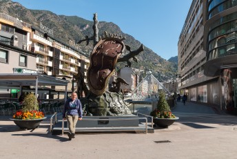 Ik had alleen tijd voor de hoofdstad: Andorra La Vella. Daar staat dit kunstwerk van Salvador Dali: 'De nobelheid van de tijd.'