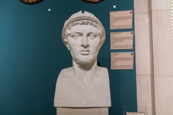 Dit is mijnheer Pyrrhus, een Griek/Albanees in het historisch museum. We kennen hem wel van de Pyrrhus overwinning.