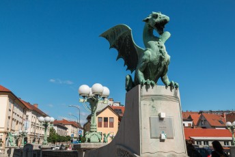 Het symbool van de stad is deze draak. Hij zit in het stadswapen en heeft een eigen brug.