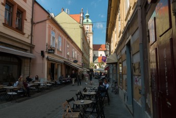 De Postna Ulica met vele barretjes en restaurantjes, zodat je kun lunchen in de schaduw met uitzicht op de kathedraal van Maribor.