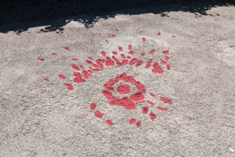 Dit noemen ze de Sarajevo roos, het is de schade van een mortier inslag. De bewoners verfden ze rood.
