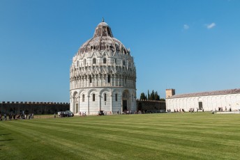 In dit gebouw worden eens per jaar alle versgeboren kindertjes van Pisa gedoopt.