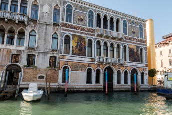 Palazzo Da Mula Morosini van de gelijknamige invloedrijke familie. Claude Monet heeft het gebouw op een schilderij afgebeeldt.