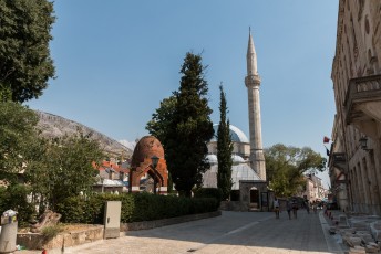 De Karađoz Bey Moskee met de grootste koepel en minaret in de regio.