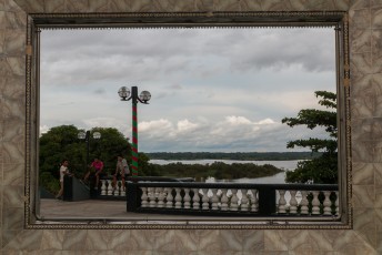 Het uitzicht op de Amazone rivier vanaf de boulevard, echt een plaatje.