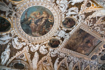 De plafonds in het paleis zijn door beroemde schilders uit die tijd versierd.