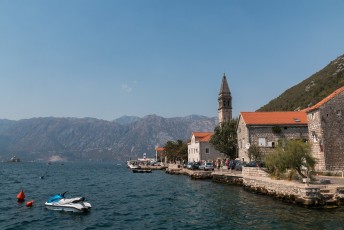 Langs de hele kustlijn van de baai van Kotor liggen dergelijke pitoreske dorpjes.
