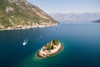 In de baai van Kotor ligt dit eilandje, Sveti Đorđe. Met een kerkje uiteraard. Lekker bereikbaar voor de mense.