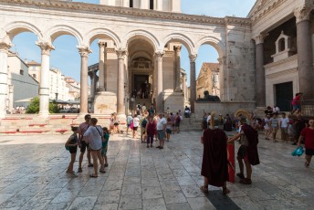 De kathedraal is onderdeel van het paleis van Diocletian, de Romeinse keizer. Zijn mausoleum is onderdeel van de kathedraal.
