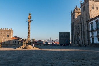 Links de 'Pelourinho do Porto', rechts de kathedraal Sé de Porto.
