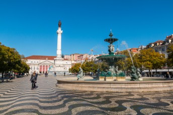 Het Rossio plein, met bovenop de kolom Dom Pedro IV (die heeft ook een standbeeld in Porto weet je nog?).