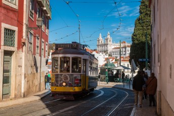 Hier zie je die kerk weer met één van de antieke trammetjes van Lissabon.