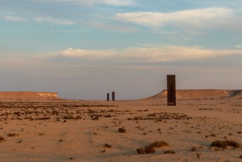 We kwamen mooi op tijd voor de zonsondergang aan bij dit kunswerk midden in de woestijn.