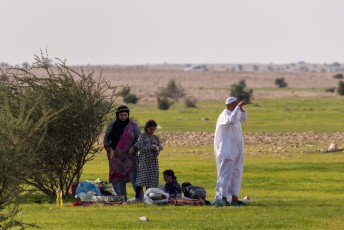 Een stukje verderop zaten overal families te picnicken op de enige grasveldjes die we in Qatar zagen.