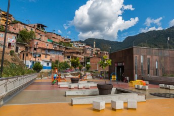 Als laatste namen we de nieuwe kabelbaan naar Villa Sierra, een achtergestelde wijk in Medellin. Men bouwt die kabelbanen om deze buurten vooruit te helpen. Mensen kunnen dan veilig(er) reizen en daardoor gaan werken.
