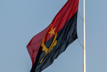 Angola was ooit communistisch. Dat is nog steeds te zien aan de vlag die een soort hamer en sikkel symbool heeft.