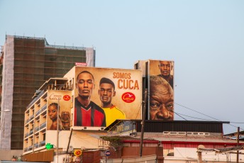 Het bier in Angola heet Cuca, dat vond Lucía erg grappig want in Colombia is dat straattaal voor kut. 'Somos' betekent: 'Wij zijn..'