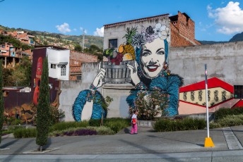 Op de terugweg stapten we wat eerder uit voor deze street-art. Deze vrouw is een Braziliaanse beroemdheid.