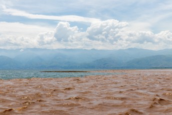 Toen we uiteindelijk het Tanganyika meer bereikten zagen we duidelijk hoe vuil het rivierwater is.