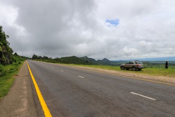 Zo'n 60 kilomter van de weg naar Blantyre loopt precies over de grens met Mozambique. Mijn auto staat op deze foto dus in Mozambique.