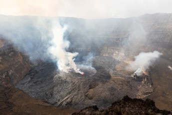 Het niveau en de omvang van het lavameer is flink geslonken na de uitbarsting van 2002 toen er zelfs lava het Kivu meer inliep.