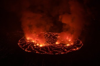 De vulkaan wordt 24/7 in de gaten gehouden omdat hij behoorlijk gevaarlijk is, vooral ook vanwege de gassen die ontsnappen.