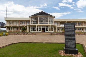 Het museum in Murambi waar de Tutsi's naartoe gelokt waren tijdens de genocide. Daar zouden ze veilig zijn....