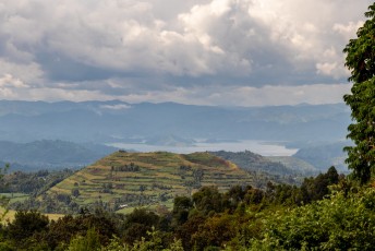 Het heuvelachtige landschap waar we in Rwanda aan verknocht waren geraakt liep gelukkig door in onze nieuwste bestemming: Oeganda!