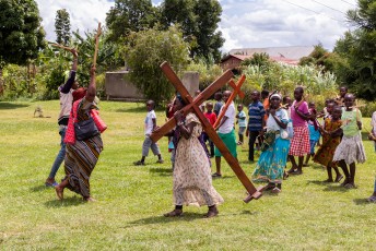 Twee dagen later was het pasen en dan loopt kennelijk iedereen met een kruis rond in Oeganda.
