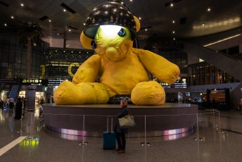 Op weg naar Maleisië moesten we overstappen in Doha. We liepen een rondje langs de kunstwerken, dit is 'Untitled lamp bear' van de Zwitser Urs Fischer.