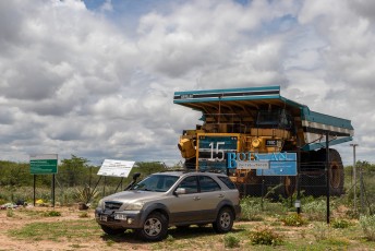 Een belangrijke bron van inkomsten voor Botswana zijn de diamanten. Me dunkt, als je zulke grote vrachtwagens nodig hebt om ze te vervoeren.