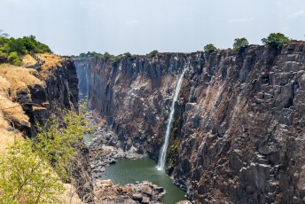 De watervallen zijn 1708 meter breed en 108 meter hoog. In het regenseizoen valt over deze hele breedte het water omlaag.