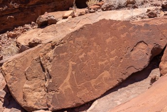 Op deze steen staat de beroemdste, 'lion man' die aan het eind van de staart een menselijke hand heeft.